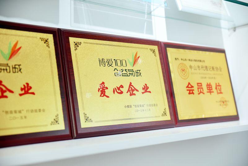 诚信服务获认可：一鸣会计团队收到客户致谢锦旗